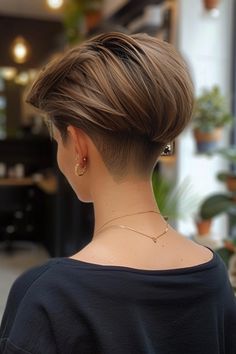 Angled Pixie, Short Summer Haircuts, Messy Pixie Haircut, Long Pixie Hairstyles, Light Blonde Highlights, Ashy Blonde, Messy Pixie, Edgy Pixie Cuts, Blonde With Dark Roots