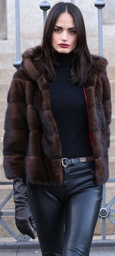 Rocker Girl Outfits, Fur Coat Street Style, Fur Street Style, Cold Fashion, Coat Street Style, Fur Sweater, Leggings Pattern, Fur Coats, Winter Mode