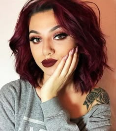 40s Makeup, Pelo Color Vino, Edgy Hair Color, Wine Hair Color, Peekaboo Highlights, Hair Color Burgundy, Dark Red Hair