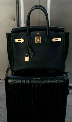 Travel Necessities, Bag Aesthetic, Luxury Lifestyle Dreams, Classy Aesthetic, Luxury Life, Arm Candy