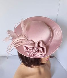 Dusty Pink Colour Fascinator With Flower and  Clip Wedding Hat,Royal Ascot Ladies Day Size: approx :- 26cm x 26cm  inner circle size 16cm Material:- Satin and Feathers Note :- I can't accept return.. Thanks                                                          Customer's returns fascinator or other items  to me so shop will deduct shipping cost from refund  Which shipping cost shop will pay or paid for customer orders  Thank you Royal Ascot Ladies Day, Ascot Ladies Day, Fascinator Hats Outfit, Edwardian Hat, Royal Clothes, Wedding Fascinators, Royal Ascot, Fascinator Hats, Wedding Hats