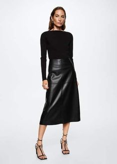 A leather skirt can look as classy and elegant as any other skirt! Here are 24 professional leather skirt outfits for work to prove it! Midi Rok Outfit, Leather Midi Skirt Outfit, Midi Rock Outfit, Midi Leather Skirt, A Line Skirt Outfits, Leather A Line Skirt, Faux Leather Midi Skirt