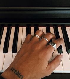 Men Hands Rings, Men’s Ring Fashion, Rings On Men Aesthetic, Fashion Rings For Men, Men’s Rings Aesthetic, Rings On Guys, Guys With Rings, Man With Rings, Rings On Men