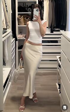 Body Con Skirt Outfit, Bodycon Maxi Skirt Outfit, Chic Minimalista, Street Style Outfits Casual, Date Night Outfit Ideas, Trendy Date Night Outfit, Night Outfit Ideas, Golden Globes Red Carpet, Best Winter Outfits