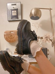 Chunky Low Doc Martens, Platform Doc Martens Aesthetic, Cute Socks With Doc Martens, Doc Martens 8053 Platform, Doc Martens Casual Shoes, Cute Socks For Doc Martens, 8053 Leather Platform Casual Shoes Outfit, Lettuce Socks Outfit, Socks For Doc Martens