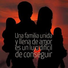 two people standing in front of a sunset with the words una familia unida y