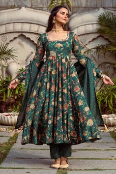 Acquista Rivaaj Abbigliamento Verde Cotone Seta Stampa Floreale Anarkali Pantalone Set Online | Aza Fashions Round Kurti Designs Latest, Anarkali Kurti Designs Latest, Printed Anarkali Dress, Floral Anarkali, Fabric Detailing, Asian Clothing, Anarkali Dresses, Printed Anarkali, Silk Anarkali