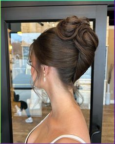 Discover the perfect updo for your hair length in this collection of versatile and chic hairstyles. Whether sporting a pixie cut, shoulder-length tresses, or Holiday Hairstyles For Medium Hair, Simple Updo Hairstyles, Hairstyles For Work, Easy Work Hairstyles, Messy Hair Updo, Simple Updo, Easy Updo, Easy Updo Hairstyles