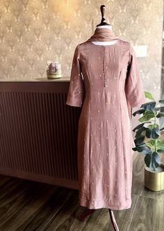 Chudidhar Designs, Style Outfits Summer, Punjabi Suit Neck Designs, Summer Vibes Aesthetic, Classic Suits, Simple Kurta, Aesthetic Summer Outfits, India Pattern, Stylish Kurtis