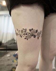 a woman's thigh with flowers on it