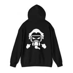 Apex Legends-sweater met capuchon. Pronk met je favoriete legende, Caustic! Dit unisex sweatshirt met capuchon van zware mix is ontspanning zelf. Gemaakt van een dikke mix van katoen en polyester, voelt het zacht, zacht en warm aan, een perfecte keuze voor elke koude dag. Aan de voorkant zorgt de ruime kangoeroezak voor dagelijks gebruiksgemak, terwijl het trekkoord van de capuchon dezelfde kleur heeft als de basistrui voor extra stijlpunten. Winter Fan Merchandise Cotton Hoodie, Fan Apparel Long Sleeve Sweatshirt With Adjustable Hood, Hip Hop Style Sweatshirt With Logo Print For Winter, Hooded Fleece Hoodie With Logo Print, Techwear Fleece Hoodie With Crew Neck, Fan Merchandise Cotton Hoodie Sweatshirt, Winter Fan Merchandise Sweatshirt With Adjustable Hood, Cotton Fan Merchandise Hoodie Sweatshirt, Graphic Print Hooded Fleece Sweater