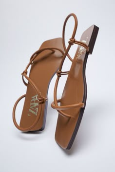 Popular Sandals, Classy Shoes, Chic Shoes, Fancy Shoes, Aesthetic Shoes, Kinds Of Shoes