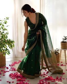 Doctor In Saree, Green Sari Look, Maharashtrian Look In Saree, Silk Shawl Outfit, Green Traditional Dresses, Traditional Green Saree, Green Saree Aesthetic, Green Saree Look Traditional, Maharashtrian Saree Look