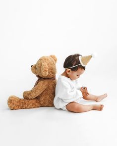 Новый медведь - моя новая 🤍 Teddy Bear Smash Cake Photoshoot, Teddy Bear Milestone Pictures, Teddy Bear First Birthday Photoshoot, First Birthday Christmas Photoshoot, First Birthday Photoshoot At Home, Home Cake Smash Photo Shoot, Bear First Birthday Photoshoot, Beary First Birthday Cake Smash, Photoshoot Baby 1 Year