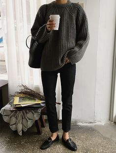 Refreshing Outfits, Minimal Winter Outfit, Loafers For Women Outfit, Pullover Cardigan, Women Office, Outfit Jeans, Mode Casual, Looks Street Style, Style Winter