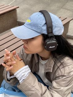 Marshall Major Iv, Marshall Headphones, Marshall Major, Wearing Headphone, Girl With Headphones, Fashion Wishlist, Hat Fashion, Spring Summer Fashion, Aesthetic Pictures