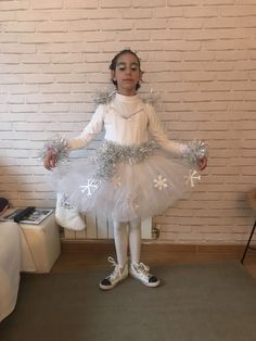 Snowflake Costume Kids, Christmas Dress Up Days, Winter Wonderland Costume, Snowflake Outfit, Snowflake Costume, Winter Wonderland Dress, Fun Christmas Outfits, Winter Wonderland Outfit, Fairy Costume Diy