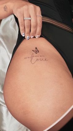 My Body My Art Tattoo, Tattoo Pierna Mujer, Attractive Tattoos, Amor Tattoo, Bum Tattoo, Trending Tattoos, Petit Tattoo, Women Tattoos, Mommy Tattoos