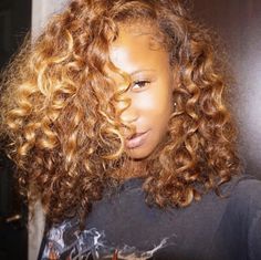 Hair Color For Brown Skin, Kim Hair, Air Style, Dyed Curly Hair, Red Curls, Haute Hair, Honey Blonde Hair, Natural Curls Hairstyles, Hair Color And Cut