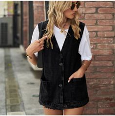 Vest Style Women, Denim Vests, Trendy Denim, Looks Street Style, Denim Trends, Denim Style, Sleeveless Jacket, Loose Outfit, Sleeveless Vest