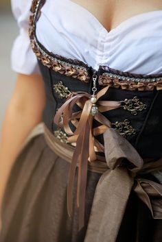 Rennaisance Dress, Rennaisance Outfits, Medieval Bodice, Trendy Festival Outfits, Era Victoria, Old Fashion Dresses, Dirndl Dress