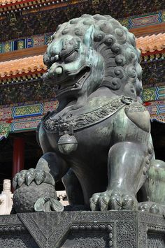 a statue of a lion in front of a building