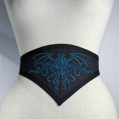 Gothic waist belt made with black cotton, finished with black cotton canneté. An elegant representation of Cthulhu Is embroidered with a teal thread. Adjustable with elastic band and metallic regulators. Light boned with syntethic whalebones. Can be worn alone, on dresses, on jackets or on corsets, as you wish! 🌹*SIZE* ���🌹 I'll set the elastic band to fit your personal size, please send me your waist measure when you purchase It . Please feel free to ask me, if you have questions. -------------- Diy Corset Belt, Corset Belt Pattern, Corset Waist Belt, Waist Accessories, Diy Corset, Medieval Hairstyles, Cotton Corset, Waist Corset, Blue Corset