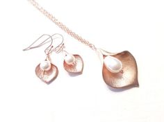 Mother Gift, Calla lily Necklace, Calla Earring, Lily Necklace, Mom, Grandma,Sister, statement necklace, Bridal Jewelry, Brides maid Gift Gold Jewelry Sets For Mother's Day Formal Occasion, Rose Gold Metal Jewelry Gift For Her, Rose Gold Metal Jewelry Gift, Handmade Gold Jewelry For Wedding Gift, Delicate Valentine's Day Jewelry With Matching Earrings, Mother's Day Gold Necklaces With Matching Earrings, Delicate Brass Jewelry For Formal Occasions, Gold Necklaces For Mother's Day With Matching Earrings, Rose Gold Pearl Drop Jewelry For Weddings