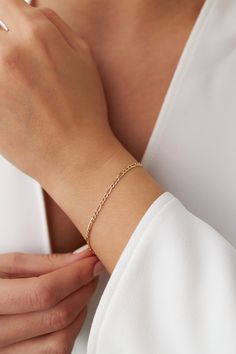 Our new simple and dainty Figaro chain bracelets, as always made in 14k solid gold. You can wear this bracelet with a free mind without worrying about water, perfume, or conditioner contact since real gold never tarnishes.★ Features of the Bracelet (this listing is for a single bracelet only)• Gold Kt: 14K Solid Gold (all pieces are stamped for authenticity)• Available Gold Color: Yellow Gold• Chain Width: 2.5 mm