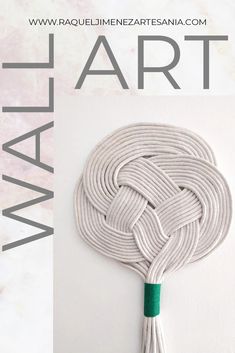 an art piece with a knot on it and the words wall art written in spanish