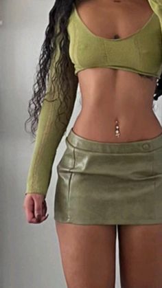 Yk2 Baddie Outfits, Concert Outfit Astethic, Cargo Skirt Concert Outfit, Summer Rap Concert Outfit, House Party Outfit Night Baddie, Y2k Fashion Trends, Haircut Selfie, Crop Top Mini Skirt, Photo Hijab