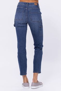 Introducing the Jensen Judy Blue Jeans Curvy - the epitome of sophistication and exclusivity. Crafted with a high rise carpenter slim fit, these jeans accentuate your curves for a flattering and stylish look. Made with the finest stretchy fabric from the renowned Judy Blue brand, these jeans are not only cute but also comfortable. Elevate your wardrobe with these luxury jeans. MATERIAL: 66% COTTON/ 21% POLYESTER/ 11% RAYON/ 2% SPANDEX Due to monitor differences, actual colors and/or patterns may Work Clothes Women Professional, Classic Work Outfits, Luxury Jeans, Outfit Classic, Fashionable Work Outfit, Professional Work Outfit, Boyfriend Denim, Comfortable Jeans, Curvy Jeans