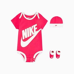 nike-kids-futura-logo-box-3-piece-outfit-ln0073-a4y Newborn Onsies, Pink Sportswear, Bootie Socks, Cute Outfits With Leggings, Baby Nike, Nike Baby, Jordan Outfits, Clothes Girl