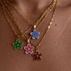 Halskette mit Blumenanhänger in Goldkette Floral Pendant Necklace, Cheap Necklaces, Daisy Necklace, Floral Pendant, Flower Pendant Necklace, Layered Jewelry, Necklace Online, Gold Chain Necklace, Simple Necklace