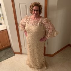 Nwt Adrianna Papell Plus Size Gown In Champagne. I Ordered It For My Son’s Wedding But Decided On A Completely Different Style. Beige Lace Dress For Wedding, Formal Mother Of The Bride Dress With Lace Sleeves, Cream Mother Of The Bride Evening Dress, Mother Of The Bride Evening Dress With Lace Sleeves, Lace Gown For Mother Of The Bride, Elegant Lace Wedding Dress For Mother Of The Bride, Gold Floor-length Gown For Wedding Guest, Elegant Gold Lace Gown, Lace Evening Dress For Mother Of The Bride