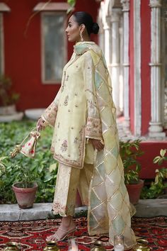 Salwar Design, Sania Maskatiya, Kurti Embroidery, Dressing Ideas, Pakistani Suit, Punjabi Outfits, November Wedding, Salwar Kamiz, Gold Brocade