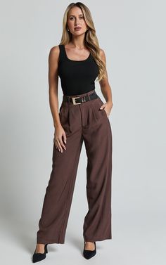 Brown Effortless Pants Outfit, Brown Tailored Pants Outfit, Black Top Brown Pants, Brown Outfits Summer, Brown Office Outfit, Brown Slacks Outfit, Classy Colorful Outfits, Brown Pants Aesthetic, Brown Slacks Outfit Women