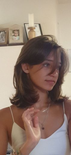 Short Brunette Hair With Layers And Curtain Bangs, Straight Hair Mid Length Haircut, Hair Inspo Shoulder Length Layers, Short Preppy Hair, Shoulder Length Hair Layers Curtain Bangs, Asthetic Haircut Girl, Short Hair On Heart Shaped Face, Shoulder Length Brown Hair With Curtain Bangs, Short Straight Haircuts For Round Faces