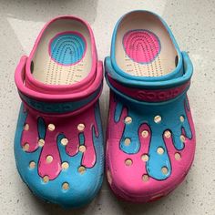 Croc Painting Ideas, Croc Painting, Custom Crocs, Custom Shoes Diy, Diy Slippers, Shoes And Sneakers, Hand Painted Shoes