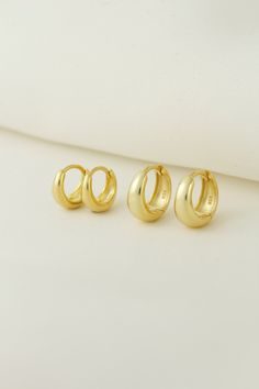 18k Gold Vermeil Earrings, Tarnish Resistant Huggies Gold Hoops, Tarnish Resistant Minimalist Gold Huggie Hoop Earrings. Beautiful Dainty Huggies To wear every day! If you are looking for quality earrings that keeps its shine, these are ideal for you. Dimensions: ----------Small-------------- Dome Width: 4mm Outer Diameter: 10mm Inner Diameter: 6.5mm ----------Large-------------- Dome Width: 4.5mm Outer Diameter: 12.5mm Inner Diameter: 9mm Purchasing Option: Single Piece Refers To 1 Individual P Simple Gold Huggie Earrings Tarnish Resistant, Minimalist Gold Huggie Earrings For Wedding, Simple Gold Huggie Earrings As Gift, Gold Huggies, Vermeil Jewelry, Huggie Hoop Earrings, Girls Earrings, Gold Hoops, Jewelry Earrings Hoops