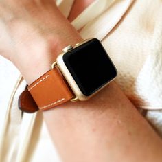 Apple Watch Leather Band, Brown Apple, Apple Watch Leather, Silver Pocket Watch, Apple Watch Series 2, New Apple Watch, Apple Watch Bands Leather, Apple Watch Models, Apple Watch Series 3