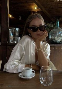 Hannah Schonberg, Hanna Schonberg, The Old Money Aesthetic, Create Capsule Wardrobe, Sophia Richie, Aesthetic 2024, Look Expensive, Best Poses For Pictures, Future Outfit