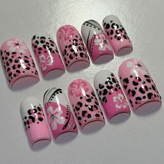 Gyaru Acrylic Nails, Black White Pink Nails Designs, Nail Designs Gyaru, Cute Nail Designs To Do At Home, Arycrilc Nails Design, Funky Y2k Nails, Cute Y2k Nails Short, Pink White Black Nails, K On Nails