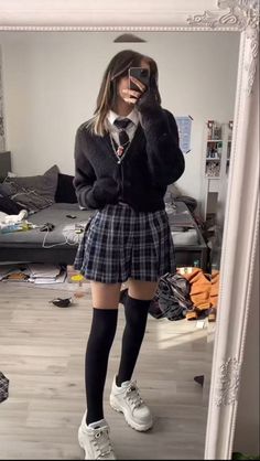 Grunge School Uniform, Pretty School Uniforms, School Uniform Aesthetic Girl, How To Style School Uniforms, Uniform Ideas School, Chilton Uniform, Cute Uniform Outfits For School, School Uniform Outfits Aesthetic, Cute School Uniform Outfits