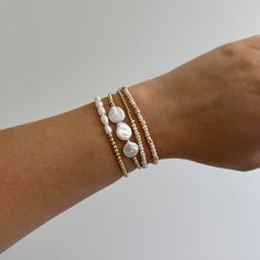 ¡La pieza perfecta para apilar con múltiples pulseras Rhea o apilar con tus piezas existentes! Elija entre dos tamaños de cuentas diferentes. Adjustable Stackable Pearl Bracelet, Dainty Adjustable Pearl Stretch Bracelet, Adjustable Pearl Beaded Bracelets Stackable, Adjustable Stackable Pearl Beaded Bracelets, Everyday Stackable Pearl Bracelet, Adjustable Stretch Bracelet With Pearl Charm For Everyday, Everyday White Pearl Stretch Bracelet, Adjustable Beaded Bracelets With Pearl Charm For Everyday, Everyday Beaded Bracelets With Pearl Drop