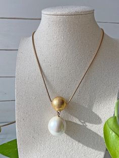 Item Size: 18 inches in length x 1 inches in width Condition: Good Elegant Beaded Chain Choker, Chic Beaded Pearl Necklace, Gold Single Strand Chic Pearl Necklace, Chic Beaded Choker Necklace, Chic Gold Necklaces With Round Beads, Chic Gold Single Strand Pearl Necklace, Chic Gold Necklace With Round Beads, Chic Pearl Choker Necklace, Chic Pearl White Beaded Jewelry