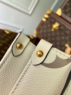 Size: 25cm*19cm*11.5cm It comes with Dust box, Care manual, Tag, and Paper bag. Adjustable Bag Strap, Prada Top, Supreme Bag, Vuitton Handbags, Bottega Veneta Shoulder Bag, Lv Bag, Louis Vuitton Handbags, Prada Bag, New Handbags