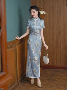 Qipao Details: Material: 19 mome mulberry silk (19 姆米重磅真絲) Mulberry silk is "the second skin of the human body", which feels soft, and smooth. High lights: Fully lined Qipao, hand warping, and hand-made Pankou Number of layers: Double layer Thickness: Moderate thickness Elasticity: Slightly elastic Occasions: Events, meetings, and special occasions Size Chart: (Scroll to the side for the full chart) If any part of your body especially the busts or hips at the upper end of the size range then ple Shanghai Outfit, Qipao Modern Cheongsam, Cheongsam Design, Qipao Modern, Cheongsam Traditional, Qipao Pattern, Wedding Qipao, Dynasty Clothing, Modern Cheongsam Dress