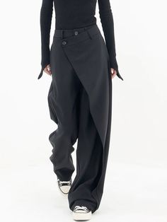 Minimalist Techwear, Controlled Chaos, Wide Leg Dress Pants, Baggy Trousers, Wide Trousers, Pantalon Large, Fitted Trousers, Asymmetrical Design, Look Casual