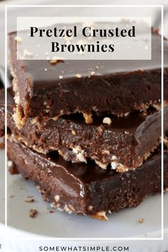 Stack of three pretzel brownies. Hazelnut Ganache, Banana Bread Brownies, Banana Brownies, Chocolate Recipes Easy, Aip Desserts, Pretzel Crust, Brownies Chocolate, Hazelnut Chocolate, Brownie Toppings